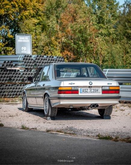 Fox Edelstahl Sportauspuff-Komplettanlage BMW 5er E28 518i (Mod. ohne Kat) 2x88x74mm oval eingerollt abgeschrägt in schwarz